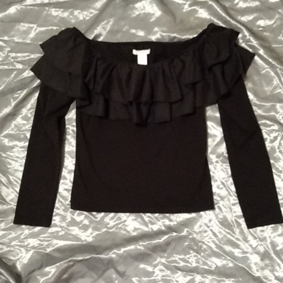 H&M Tops - H&M ruffled off the shoulder top
